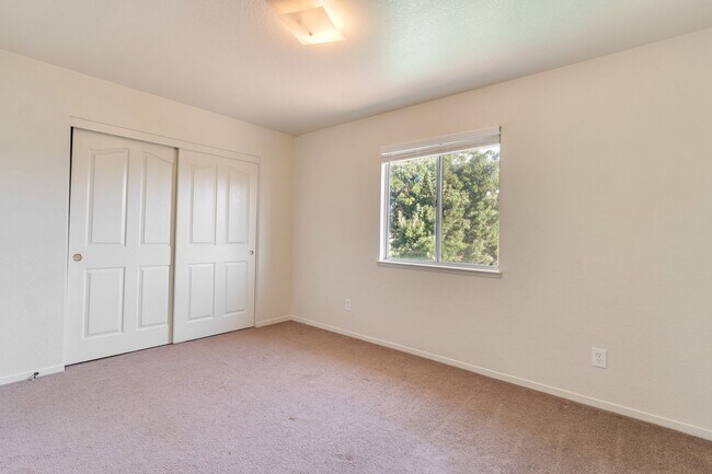 Building Photo - BEAUTIFUL 4 BEDROOM HOME WITH SWIMMING POOL!