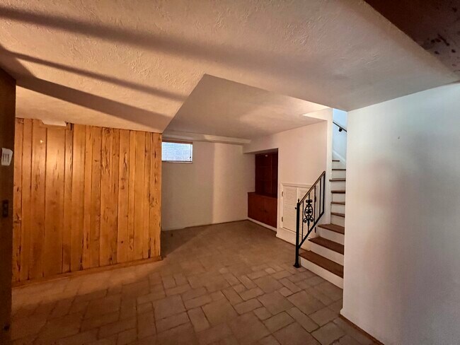 Building Photo - 680 Overland St