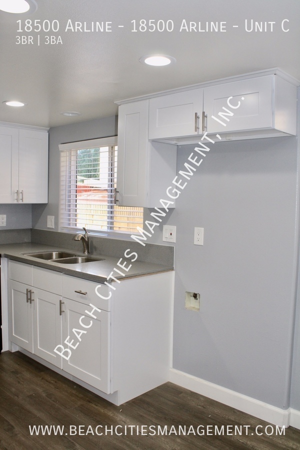 Building Photo - Completely Remodeled 3 Bed, 2 Bath Town Ho...