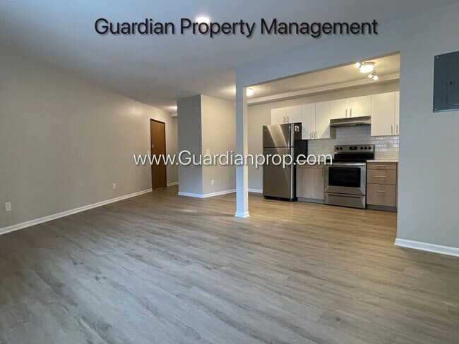 Building Photo - Champlin Main Floor Renovated Apartment, D...