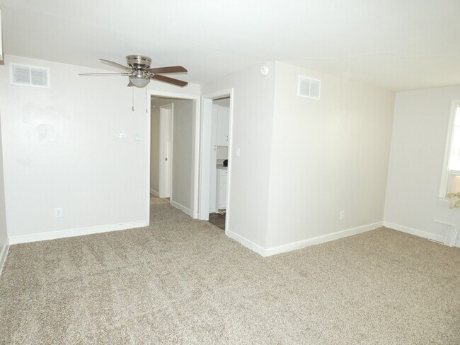 Building Photo - Beautiful Duplex in North Kansas City!