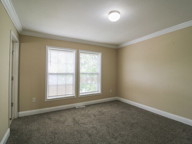Building Photo - Charming Townhome Close to Downtown Pulaski