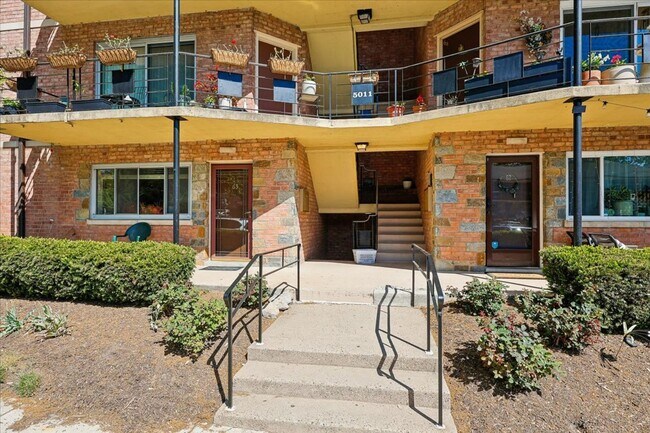 Building Photo - Bright & Stylish 2BR/1BA Condo in Sought-After Sumner Court in Bethesda