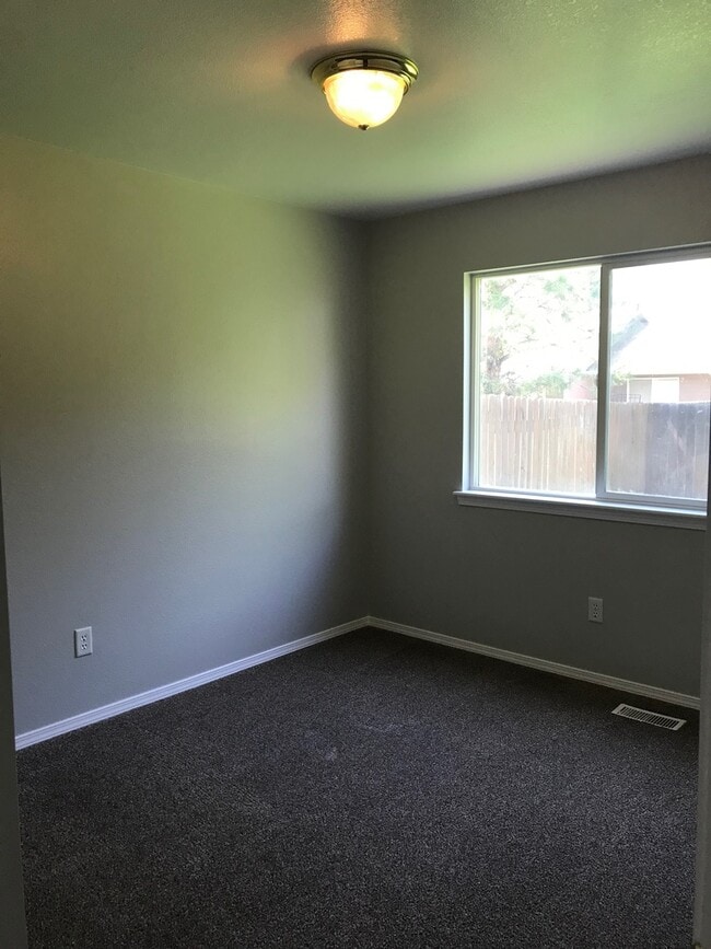 Building Photo - 3 Bed/2 bath...Newer Carpet and Flooring.....