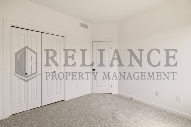 Building Photo - 5249 N Pinecrest Ct