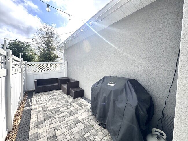 Building Photo - 5945 Glory Bower Dr