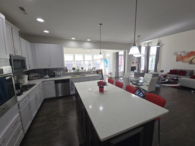 Building Photo - 1129 Flower St