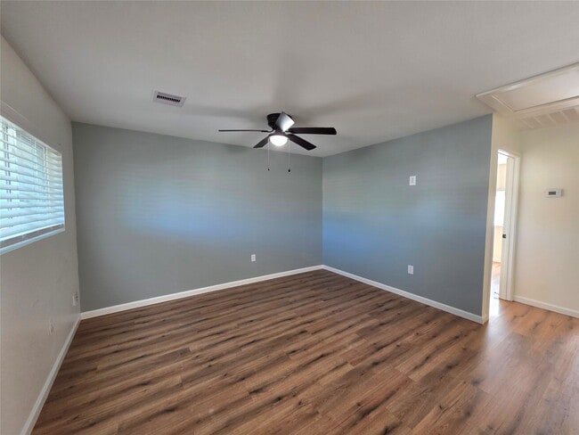 Building Photo - 5422 Pine Ave