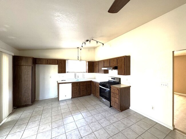 Building Photo - Charming 3-Bed, 2-Bath Home for Rent in San Bernardino, Close to CSUSB, Small Pets Welcome