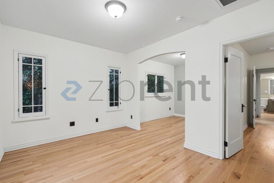 Building Photo - Unit
