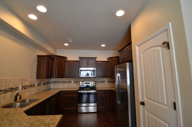 Building Photo - Available Now! 3 Bedroom 2.5 Bathroom Town...