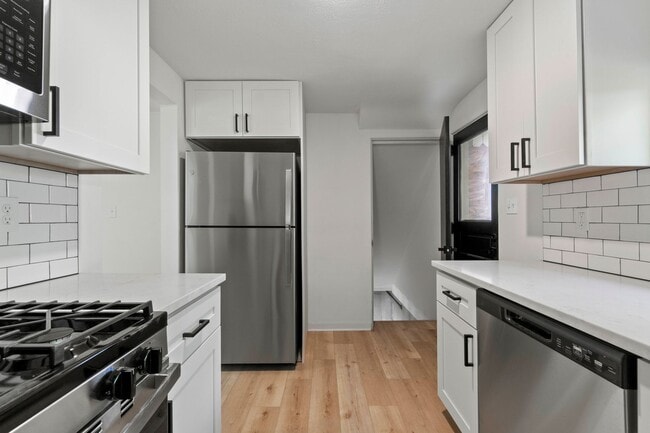 Building Photo - READY FOR MOVE IN! Don't miss this RENOVATED 2 bedroom in BEECHVIEW!