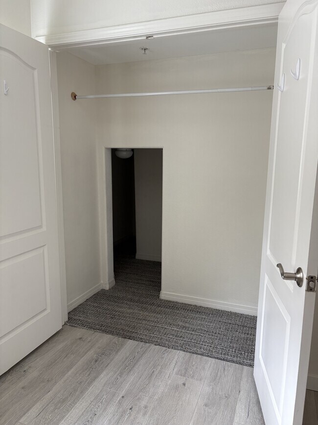 Building Photo - 4023 Bluff View Way