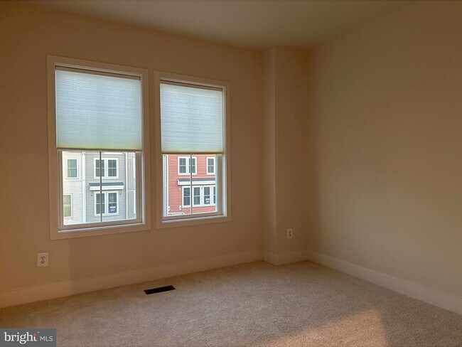 Building Photo - 120 Galaxy Pl