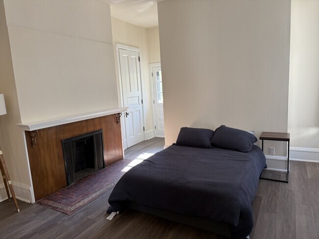 Building Photo - 137 E Gorham St