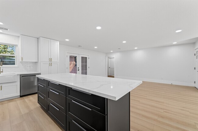 Building Photo - 9770 Cedardale Dr