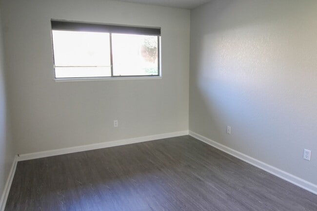 Building Photo - Remodeled Redding Condo!