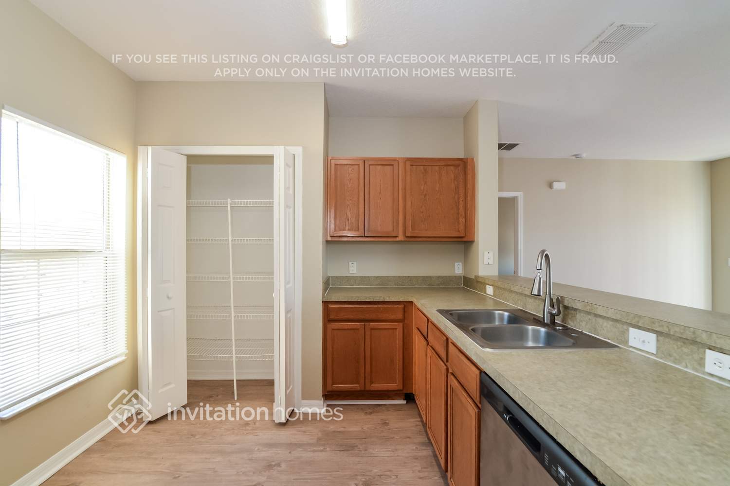 Building Photo - 910 Cumberland Dr