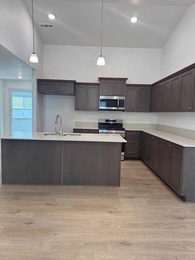 Building Photo - 385 Taft St