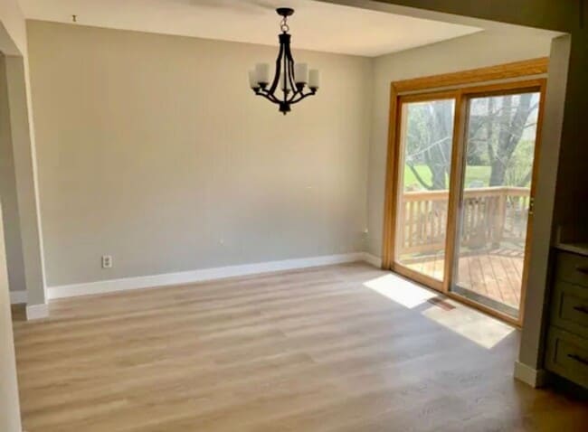 Building Photo - 4BR/2BA Eden Prairie Home In Cul De Sac Available 6/1 !