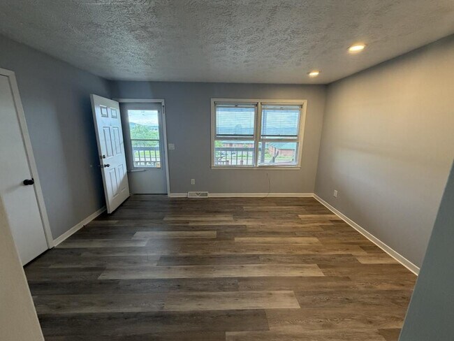 Building Photo - 300 Car-Mol Dr