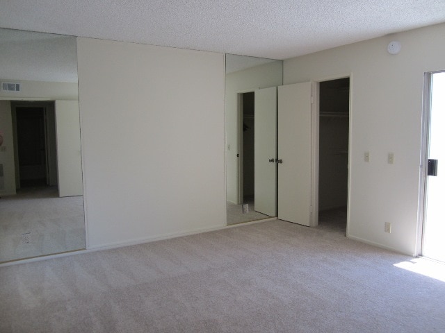 Building Photo - Gated 2+1.5 w/pool+spa, basketball crt, cl...