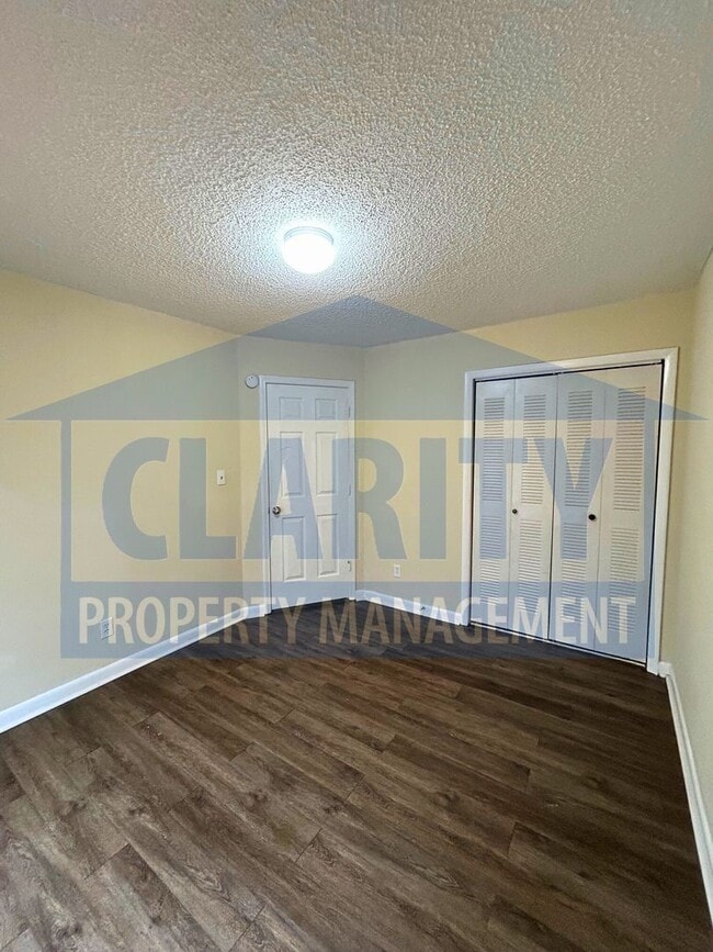 Building Photo - Two bedroom apartment! Great location!