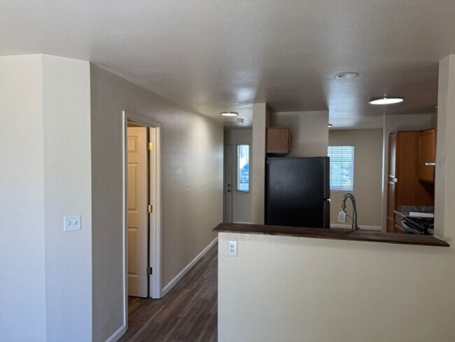 Building Photo - TOWNHOMES OF OAK COURT!!  REMODELED 2 BEDROOM