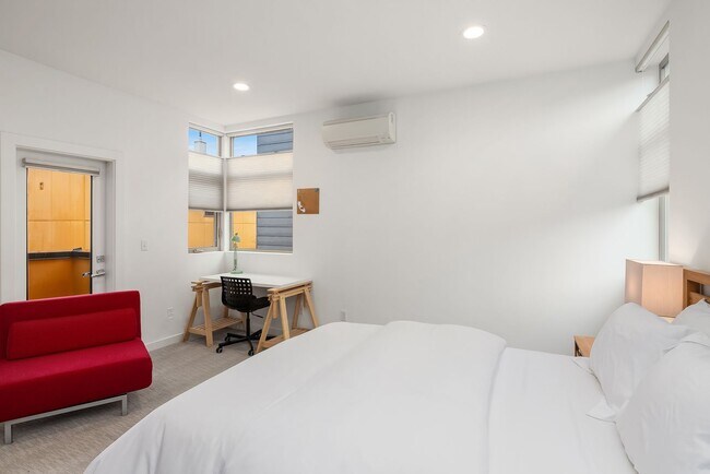 Building Photo - North Beacon Hill Townhome Living!