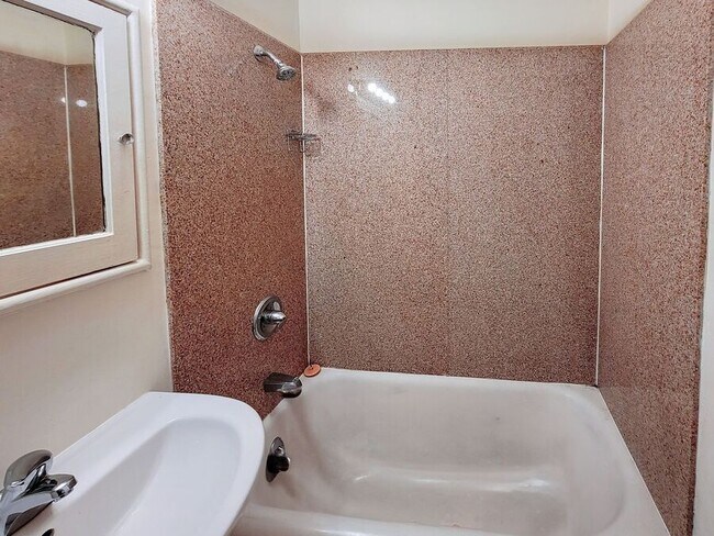 Building Photo - 6209 1/2 15th Ave NW-202