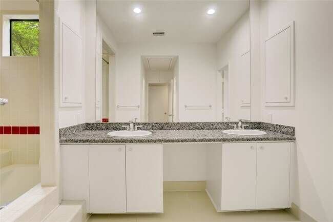 Building Photo - 2629 Wroxton Rd