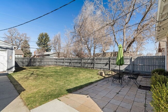 Building Photo - This home is a rare find!  3 bed/2 bath, l...