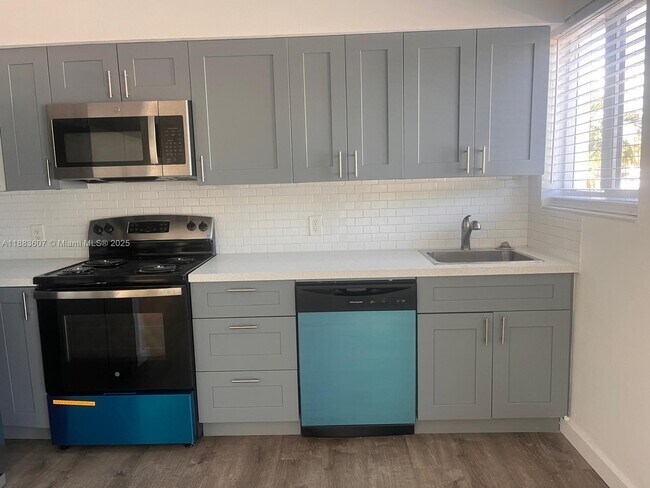 Building Photo - 1750 S Treasure Dr