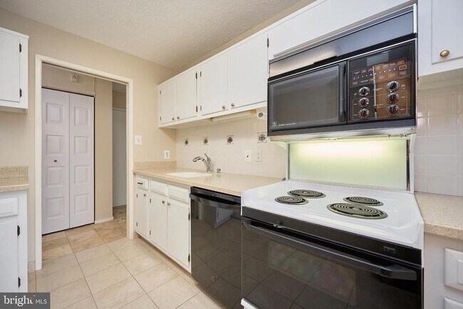 Building Photo - 2300 Pimmit Dr