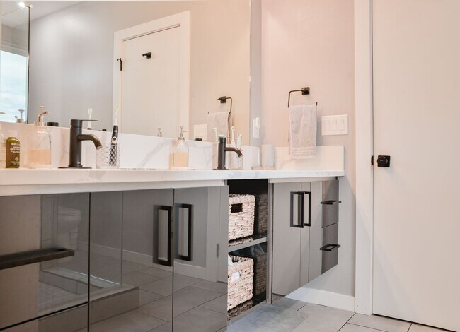 Building Photo - Modern 3 bed/ 2.5 bath townhome in Ballard!