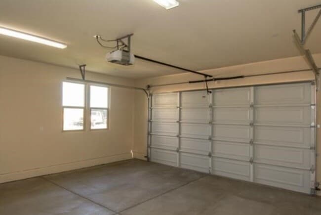 Building Photo - Newer Home - Great Location!