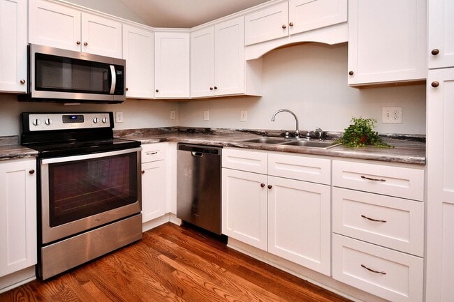 Building Photo - Charming 3/2.5 House with Lawn Care included!