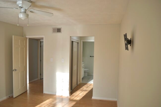 Building Photo - 416 Highwood Dr