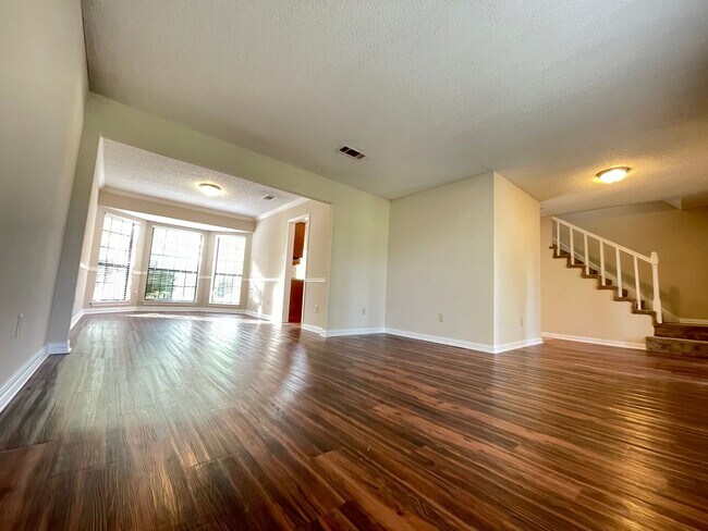Building Photo - 4 Bed 2 Bath
