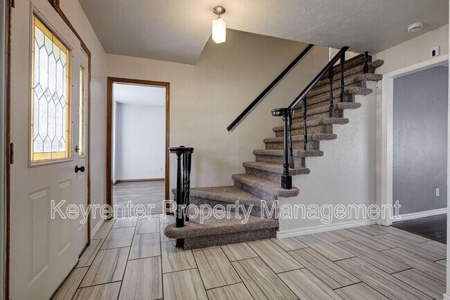 Building Photo - 1701 Oakhurst Ave
