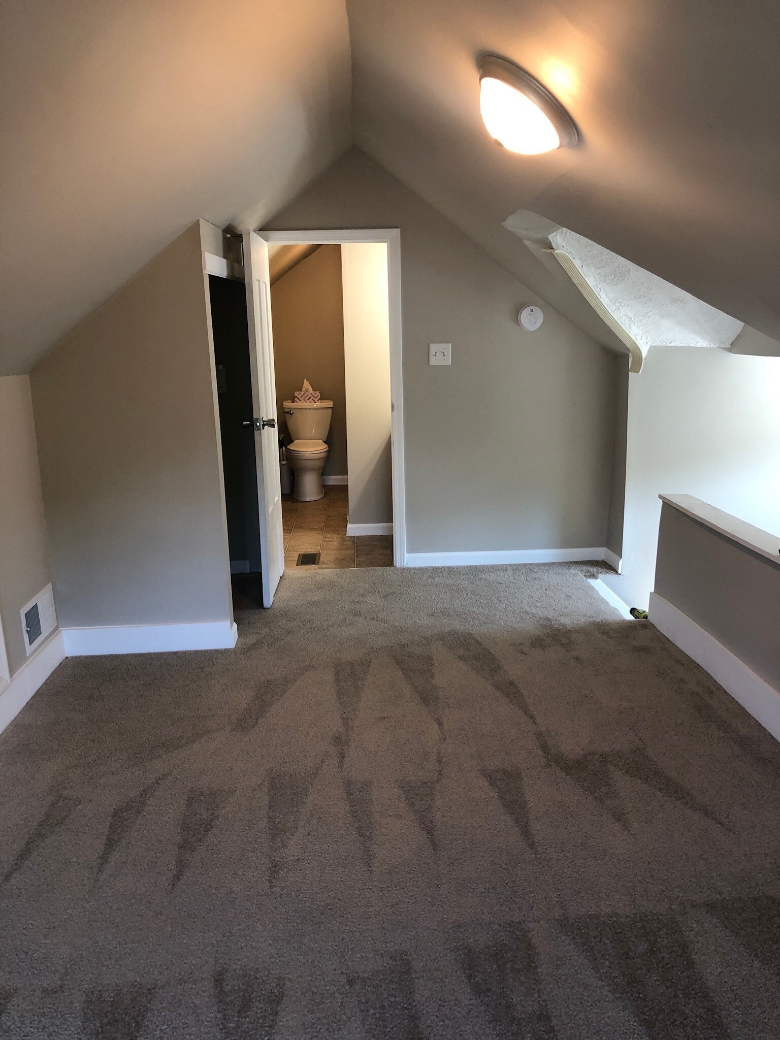 Bedroom #4 with ensuite bathroom - 131 Clinton St