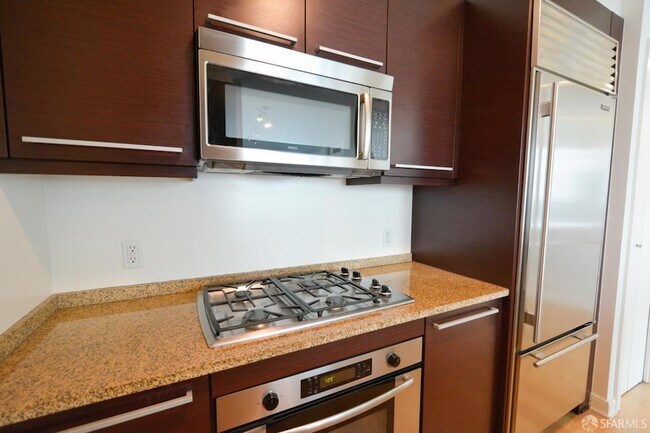 Building Photo - 425 1st St