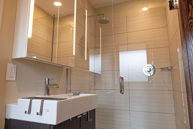 Building Photo - 4 bed / 4.5 bath flat in South Plaza overlooking UMKC and Brookside Blvd