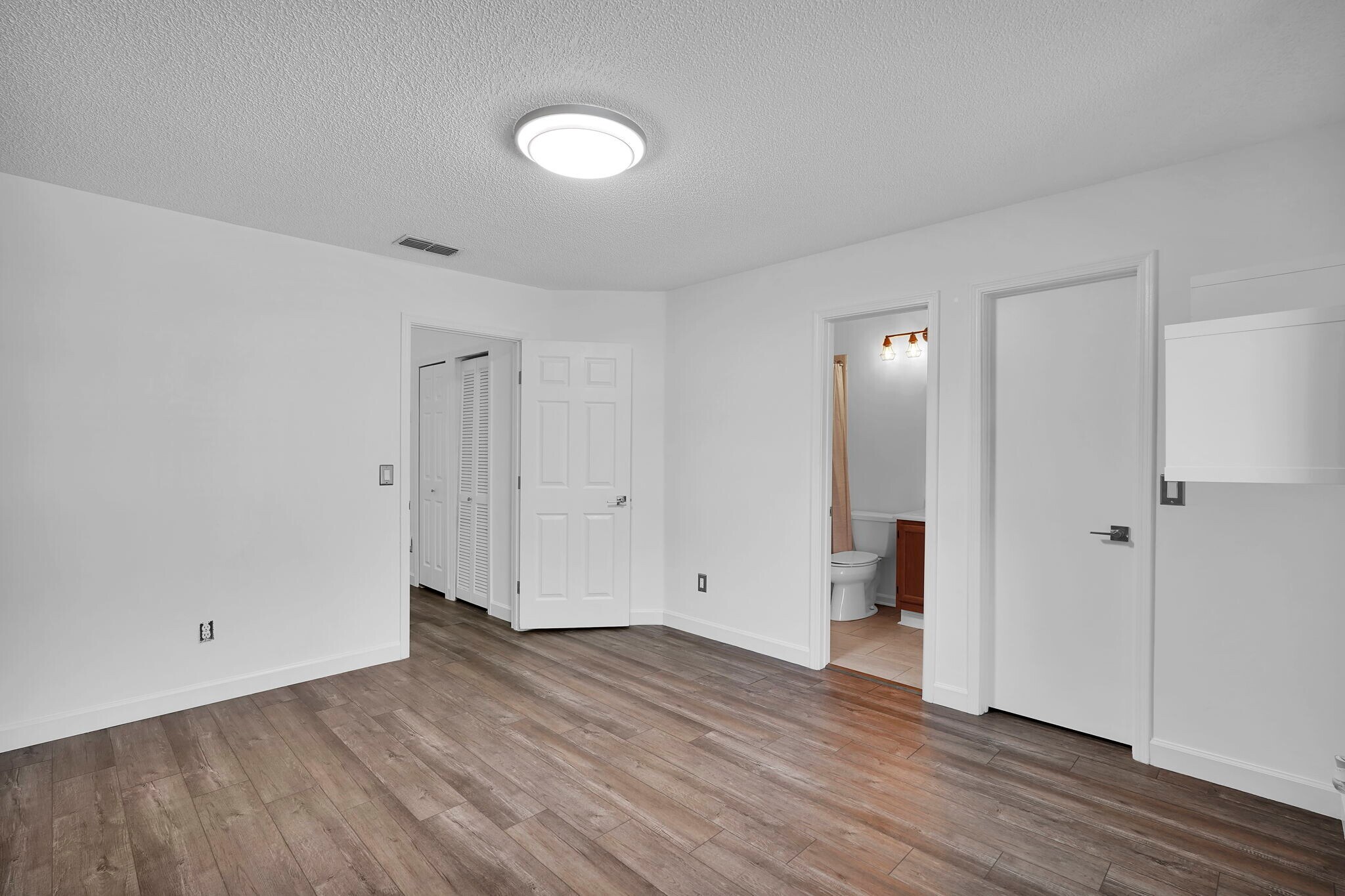 Building Photo - 11330 Lake Mandarin Cir E