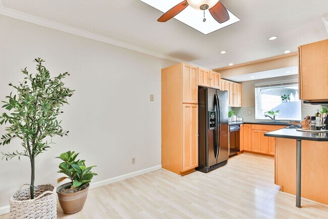 Building Photo - Talmadge : spacious 2 bed, 2 ba top floor condo