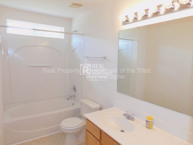 Building Photo - 1017 Hawick Dr