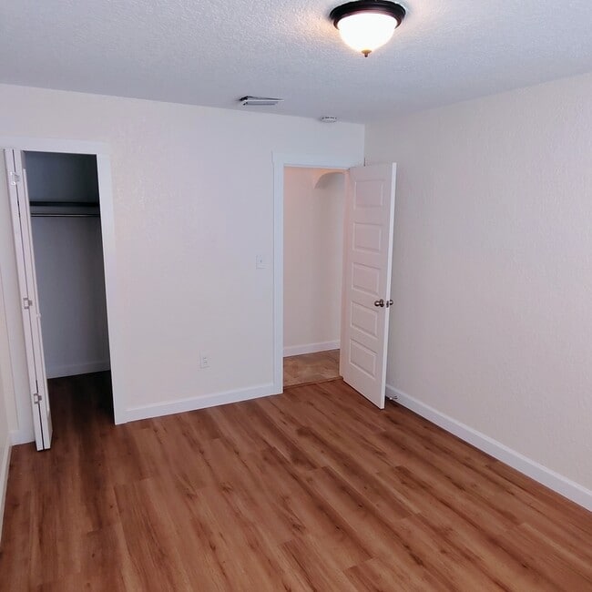 Building Photo - 2230 Grove St S