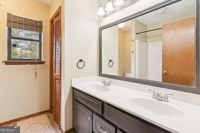 Building Photo - 132 N Woodvalley Dr