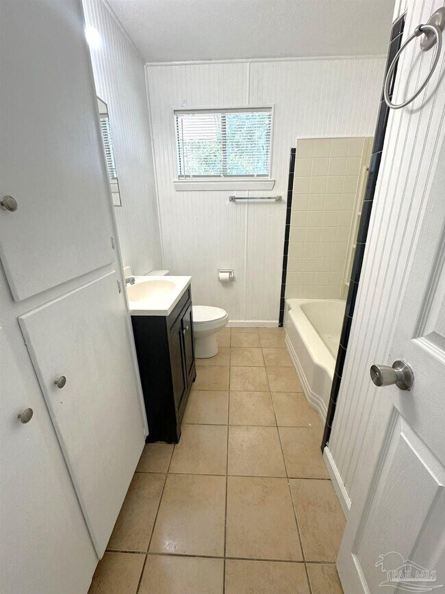 Building Photo - 4509 Versailles Dr