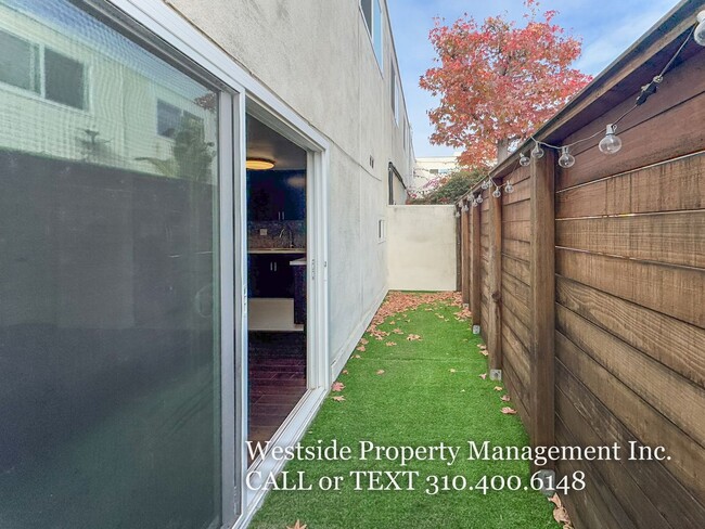 Building Photo - Controlled Access Complex | Townhouse 3BD/...